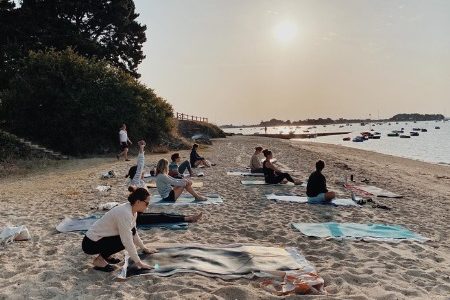 Beach-yoga-chez-june-retraite-yoga