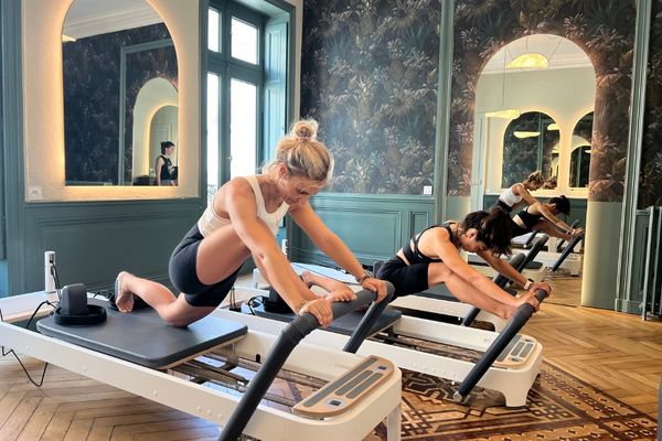 reformer_victoria Photo de Victoria pendant un cours de Pilates Reformer chez June