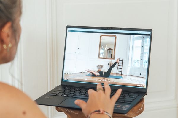 Cours de yoga pilates en ligne June Chez VOus Un cours de Pilates en ligne sur June Chez Vous