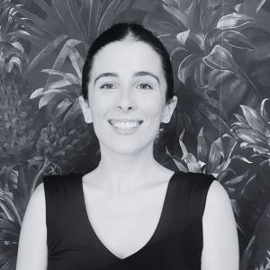 Portrait de Léonie, professeure de Yoga Vinyasa et Barre fit