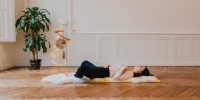 Posture du papillon par Pauline professeure de Yoga chez June